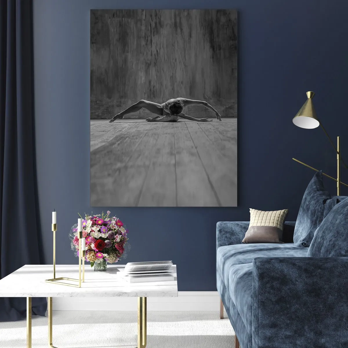 Glasbild - Bild auf glas - Tänzerin in einer Pose auf dem Boden - 50x70cm - Symmetrie gefunden - Moderne Wanddekoration für Wohnzimmer und Schlafzimmer ARTTOR