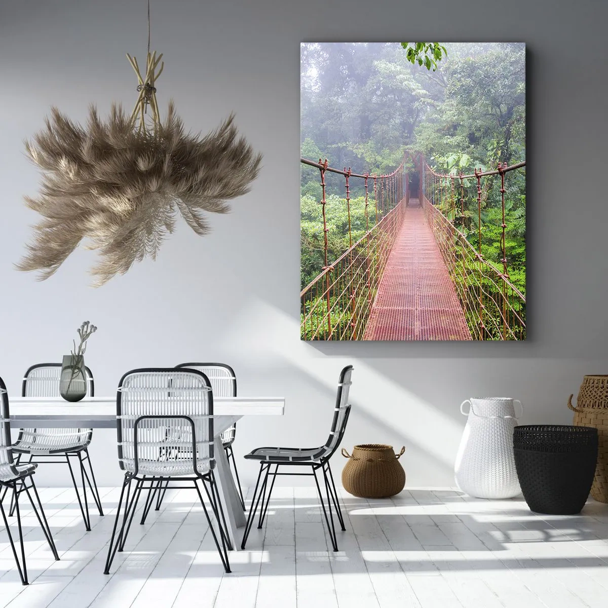 Bild auf Leinwand - Leinwandbild - Eine Hängebrücke in einem tropischen Dschungel, umgeben von Nebel - 50x70cm - Über den Kronen aufgehängt - Moderne Wanddekoration für Wohnzimmer und Schlafzimmer ARTTOR