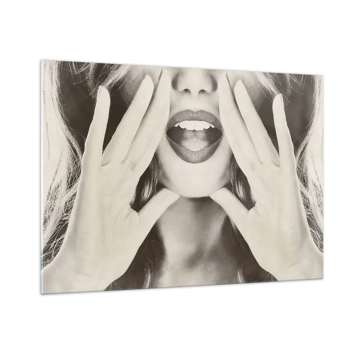 Glasbild - Bild auf glas - Eine Frau mit Lippenstift auf den Lippen und den Händen vor dem Gesicht - 100x70cm - Ich komme schon! - Moderne Wanddekoration für Wohnzimmer und Schlafzimmer ARTTOR