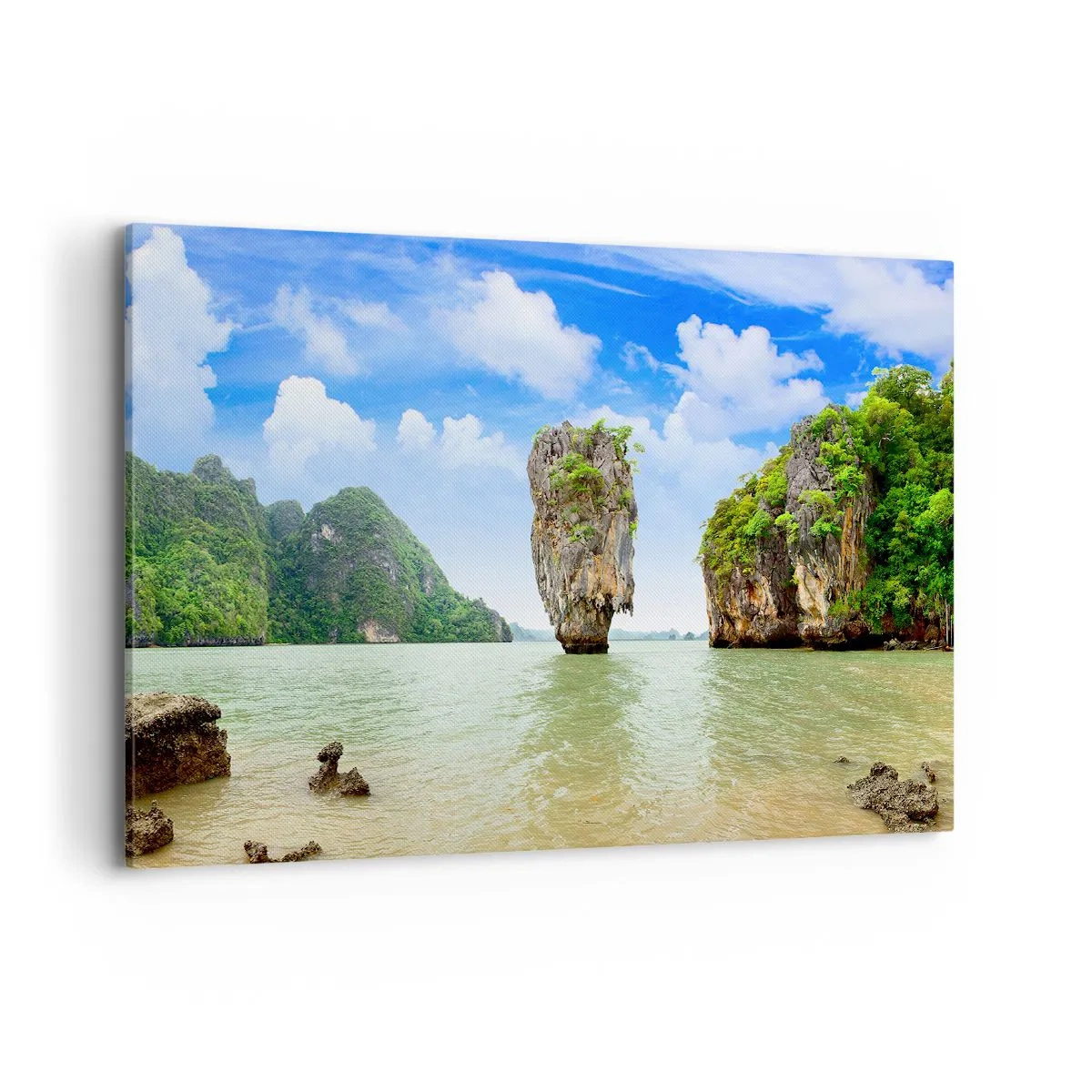 Bild auf Leinwand - Leinwandbild - Eine exotische Felsformation, umgeben von Wasser und Grün unter einem blauen Himmel. - 100x70cm - Felsige Wunder der Natur - Moderne Wanddekoration für Wohnzimmer und Schlafzimmer ARTTOR