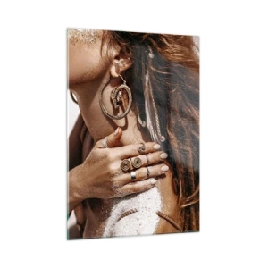 Glasbild - Bild auf glas - Stilvolle Frau mit Schmuck und Sand auf der Haut am Strand - 50x70cm - Königin des wilden Strandes - Moderne Wanddekoration für Wohnzimmer und Schlafzimmer ARTTOR