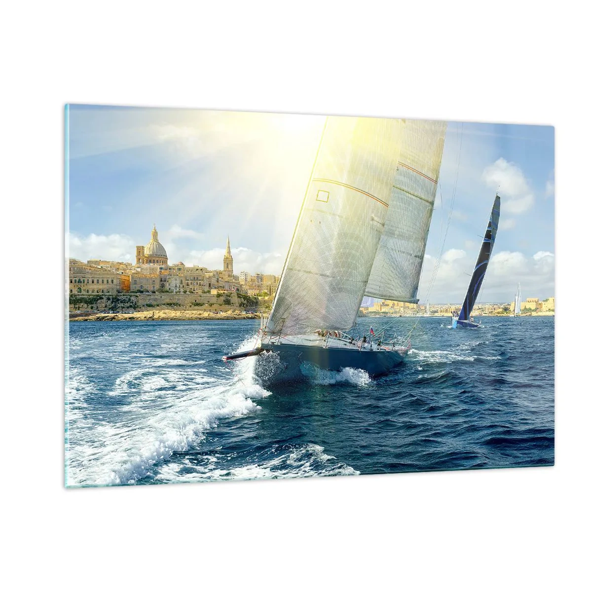 Glasbild - Bild auf glas - Eine Yacht, die an einem sonnigen Tag vor der Kulisse einer Stadt segelt - 120x80cm - Es ist Zeit die Stadt zu verlassen - Moderne Wanddekoration für Wohnzimmer und Schlafzimmer ARTTOR