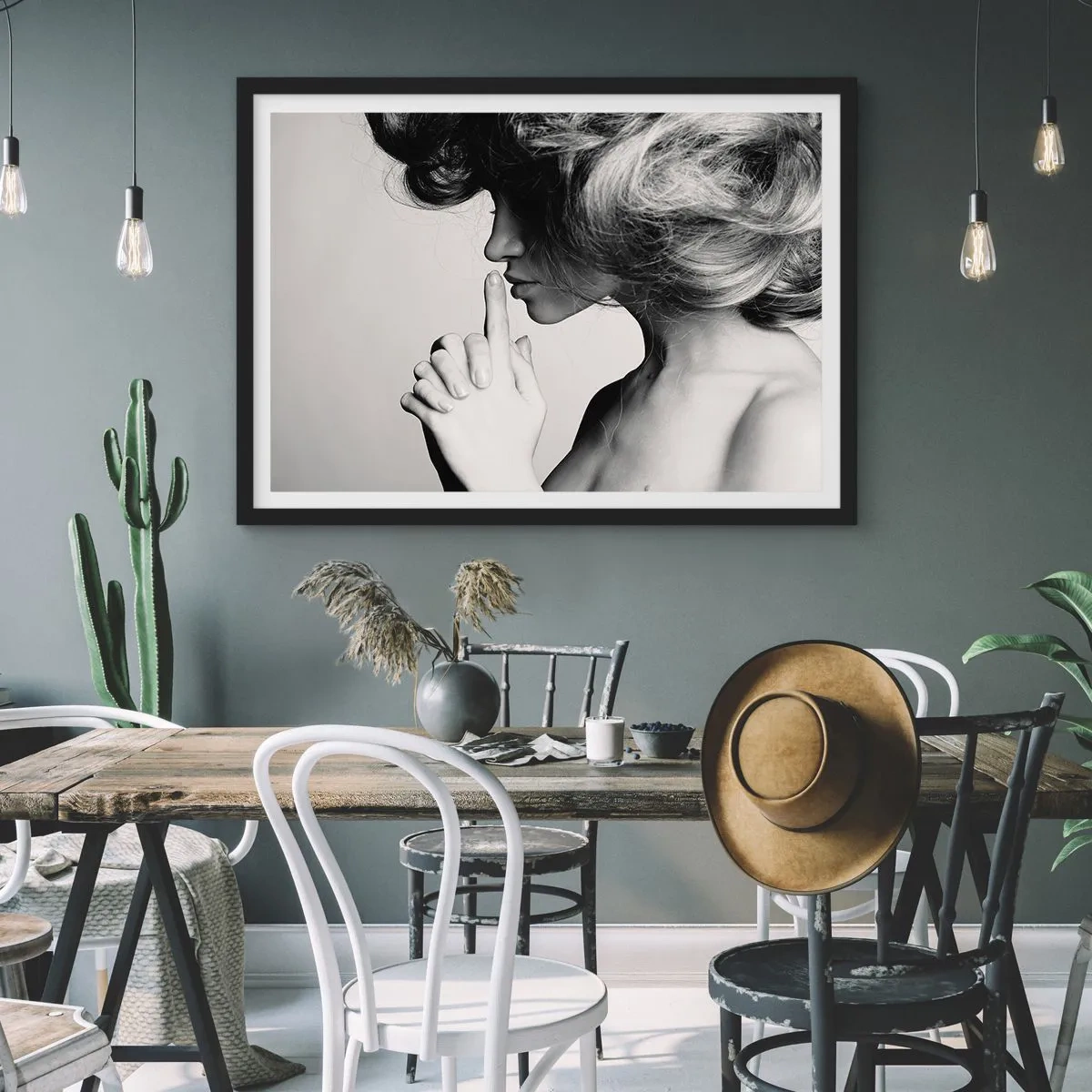 Poster in einem schwarzem Rahmen - Schwarz-weißes Profil einer Frau, die Stille gestikuliert - 70x50cm - Auf sich selbst hören - Moderne Wanddekoration für Wohnzimmer und Schlafzimmer ARTTOR