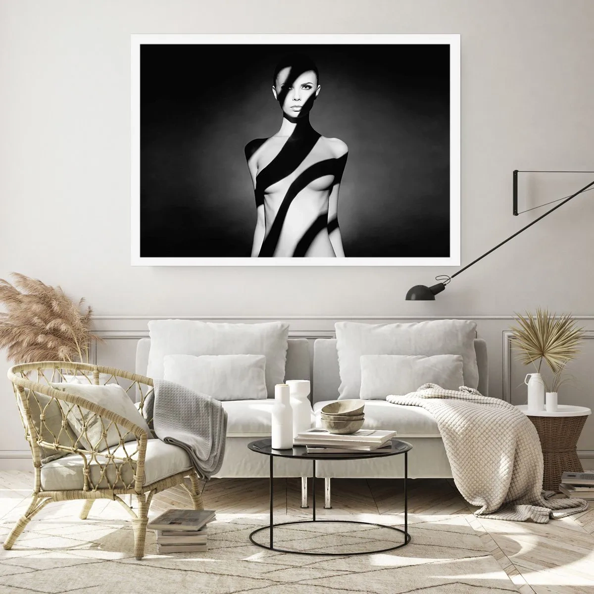 Poster - Schwarz-Weiß-Porträt einer Frau in Licht und Schatten - 100x70cm - In Glanz und Schatten - Moderne Wanddekoration für Wohnzimmer und Schlafzimmer ARTTOR