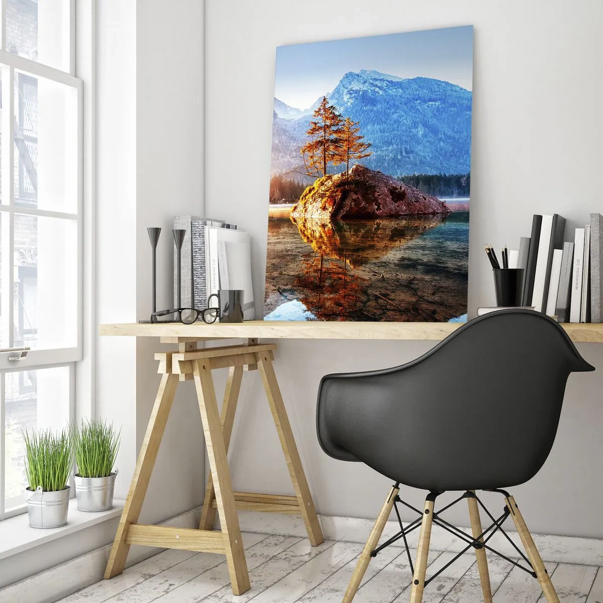 Glasbild - Bild auf glas - Berglandschaft am Morgen mit Bäumen und Spiegelbild im See - 50x70cm - Natur in neuem Licht - Moderne Wanddekoration für Wohnzimmer und Schlafzimmer ARTTOR