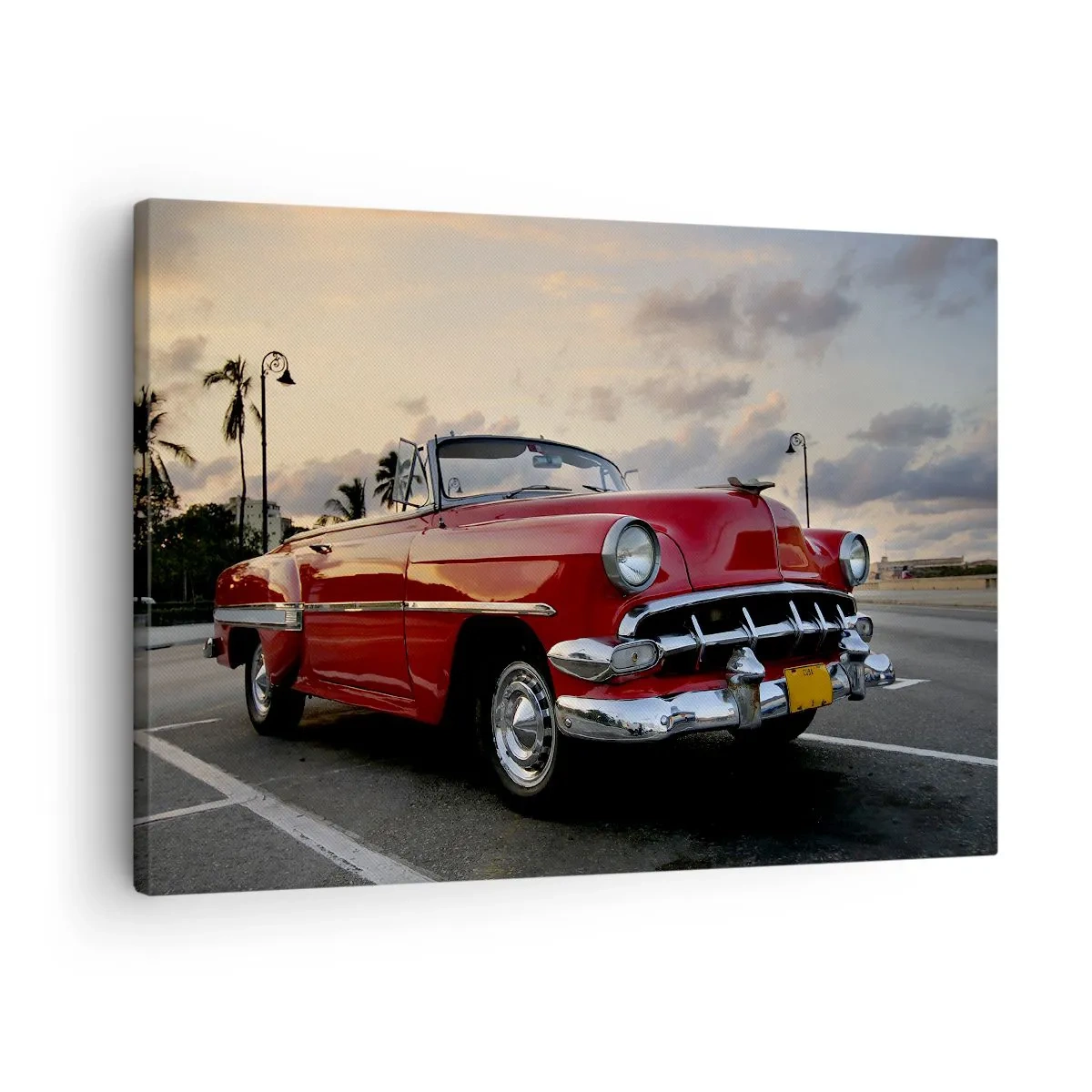 Bild auf Leinwand - Leinwandbild - Ein rotes klassisches Cabrio, das in der Abenddämmerung zwischen Palmen geparkt ist. - 70x50cm - Die rote Hitze der Tropen - Moderne Wanddekoration für Wohnzimmer und Schlafzimmer ARTTOR