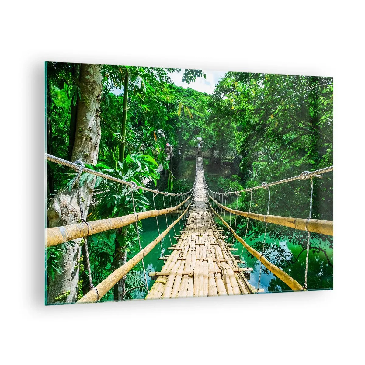 Glasbild - Bild auf glas - Eine hängende Bambusbrücke inmitten tropischer Vegetation über einem Fluss - 70x50cm - Monkey Bridge über das Grün - Moderne Wanddekoration für Wohnzimmer und Schlafzimmer ARTTOR