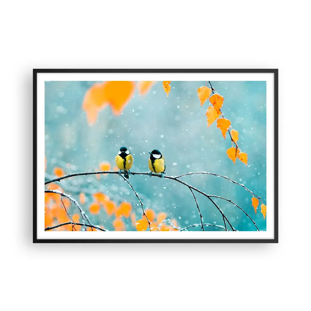 Poster in einem schwarzem Rahmen - Zwei Vögel auf einem Ast in einer Winterlandschaft mit gelben Blättern. - 100x70cm - Vogelklatsch - Moderne Wanddekoration für Wohnzimmer und Schlafzimmer ARTTOR