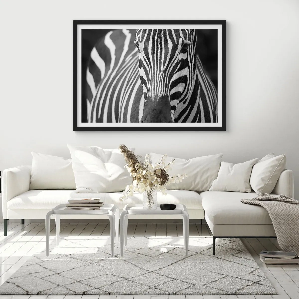 Poster in einem schwarzem Rahmen - Eine Schwarz-Weiß-Nahaufnahme eines Zebras mit seinen charakteristischen Streifen. - 100x70cm - Die Welt ist schwarz und weiß - Moderne Wanddekoration für Wohnzimmer und Schlafzimmer ARTTOR