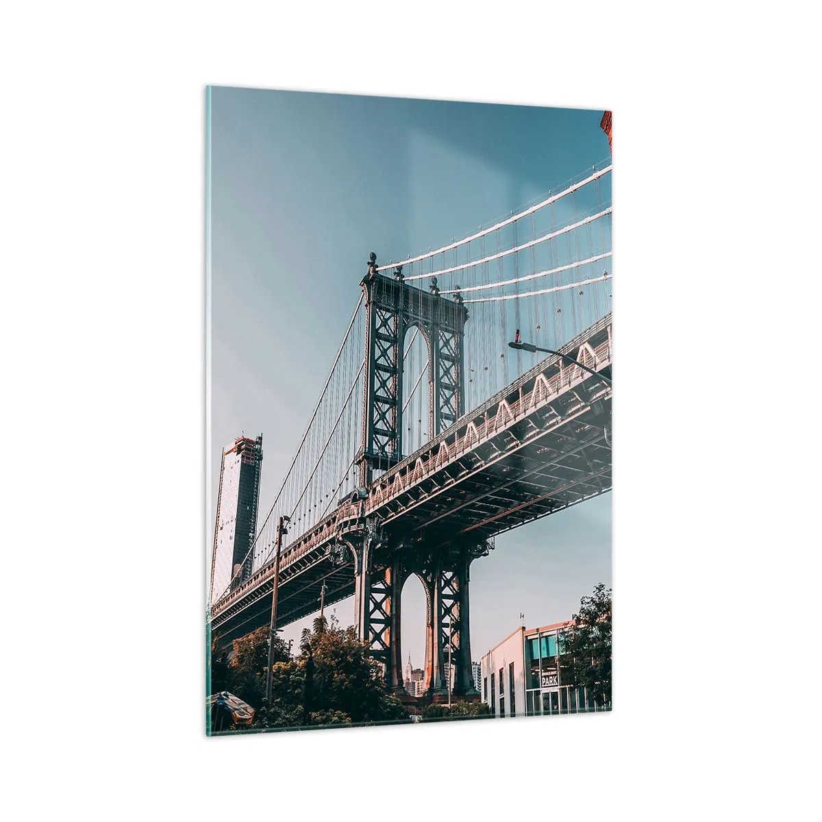 Glasbild - Bild auf glas - Eine Hängebrücke zwischen Backsteingebäuden in einer städtischen Umgebung - 50x70cm - Über den Wellen der Stadt - Moderne Wanddekoration für Wohnzimmer und Schlafzimmer ARTTOR