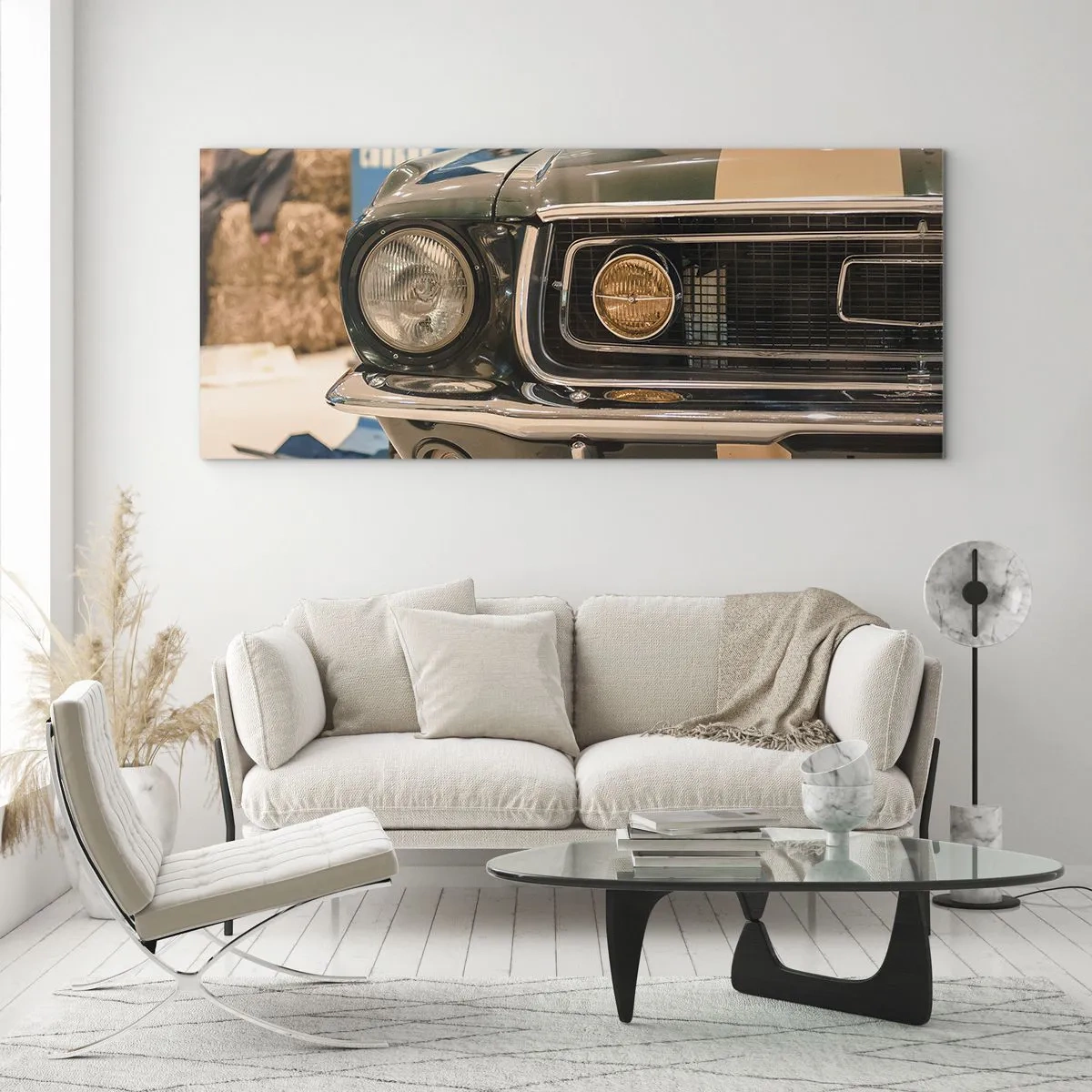 Glasbild - Bild auf glas - Ein kultiges Retro-Auto in klassischer Umgebung - 160x50cm - Treffen mit einer Legende - Moderne Wanddekoration für Wohnzimmer und Schlafzimmer ARTTOR