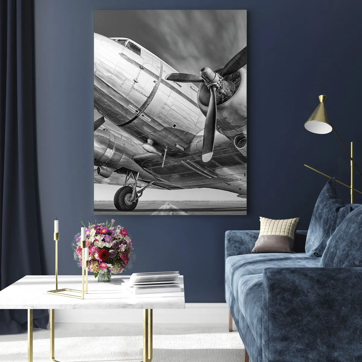 Glasbild - Bild auf glas - Ein schwarz-weißes Propellerflugzeug auf der Landebahn - 50x70cm - Immer flugbereit - Moderne Wanddekoration für Wohnzimmer und Schlafzimmer ARTTOR
