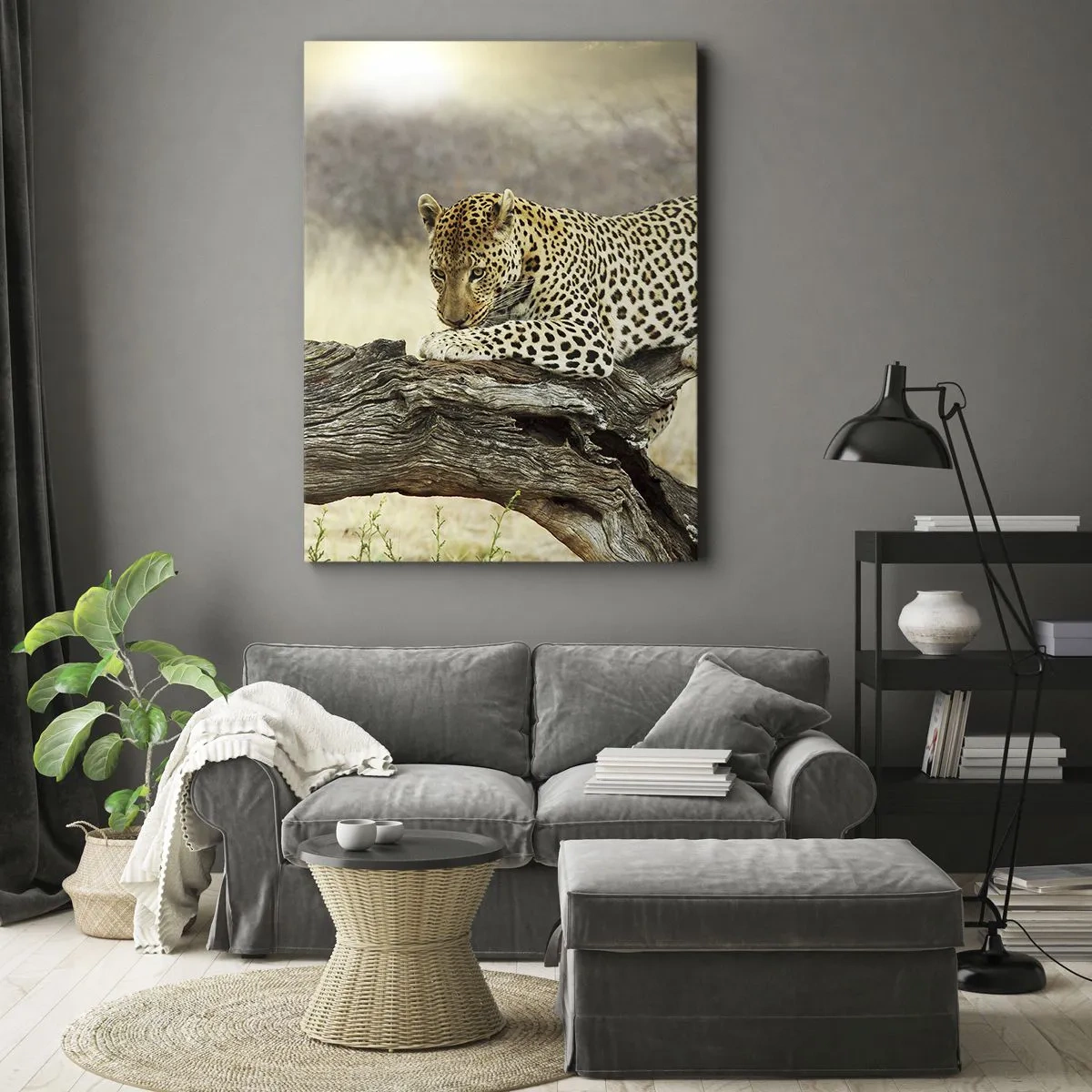 Bild auf Leinwand - Leinwandbild - Ein Leopard ruht auf einem Baumstamm in der Savanne - 70x100cm - Ich gehe meine eigenen Wege - Moderne Wanddekoration für Wohnzimmer und Schlafzimmer ARTTOR