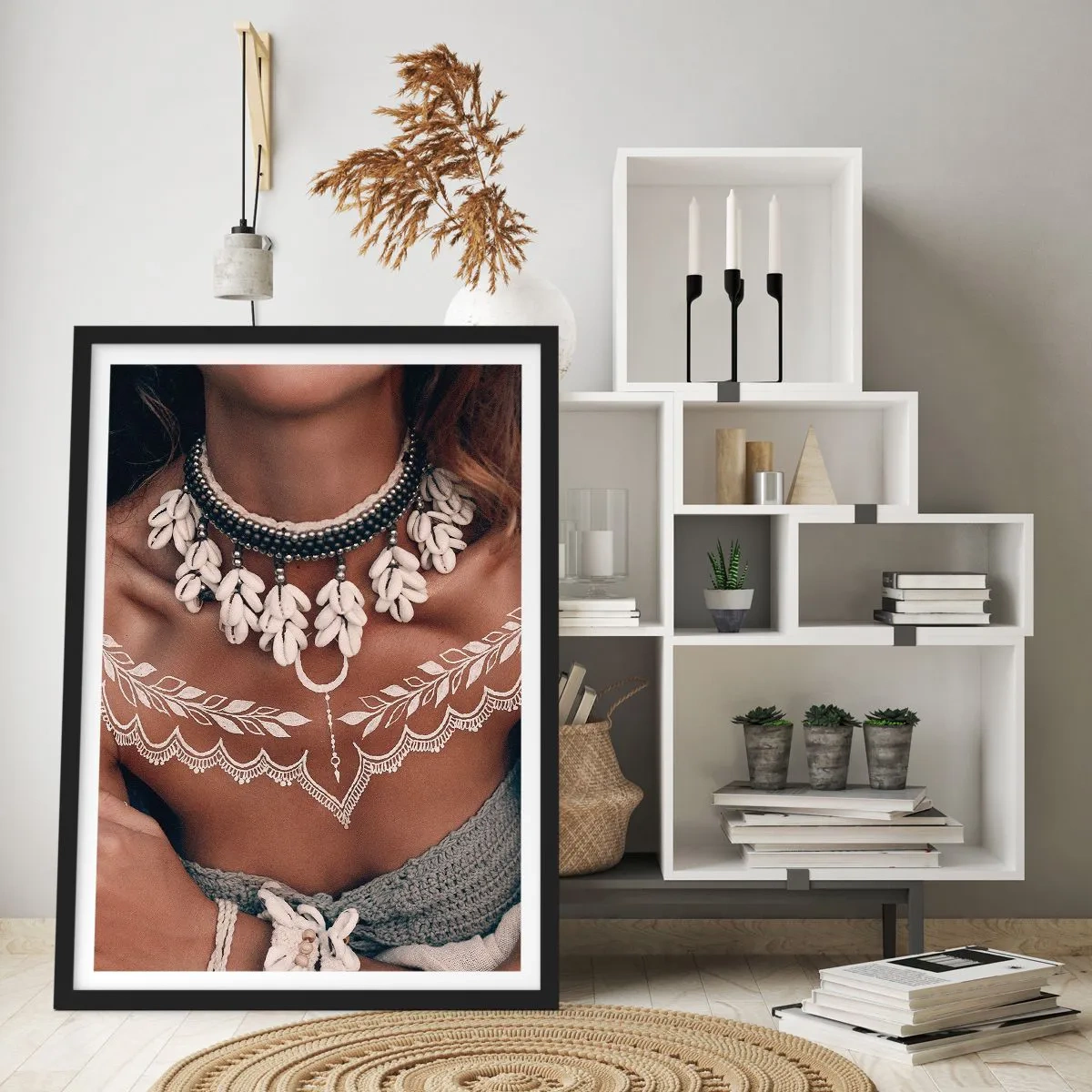 Poster in einem schwarzem Rahmen - Porträt einer Frau mit Muschelkette und weißem Tattoo - 50x70cm - Talismane, Rituale der Weiblichkeit - Moderne Wanddekoration für Wohnzimmer und Schlafzimmer ARTTOR