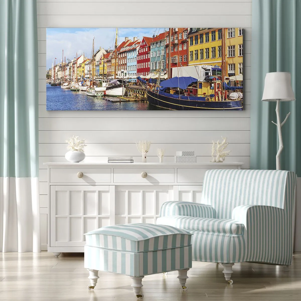 Bild auf Leinwand - Leinwandbild - Bunte Häuser am Kanal mit Booten in der Sonne - 140x50cm - Fröhlicher Kai - Moderne Wanddekoration für Wohnzimmer und Schlafzimmer ARTTOR
