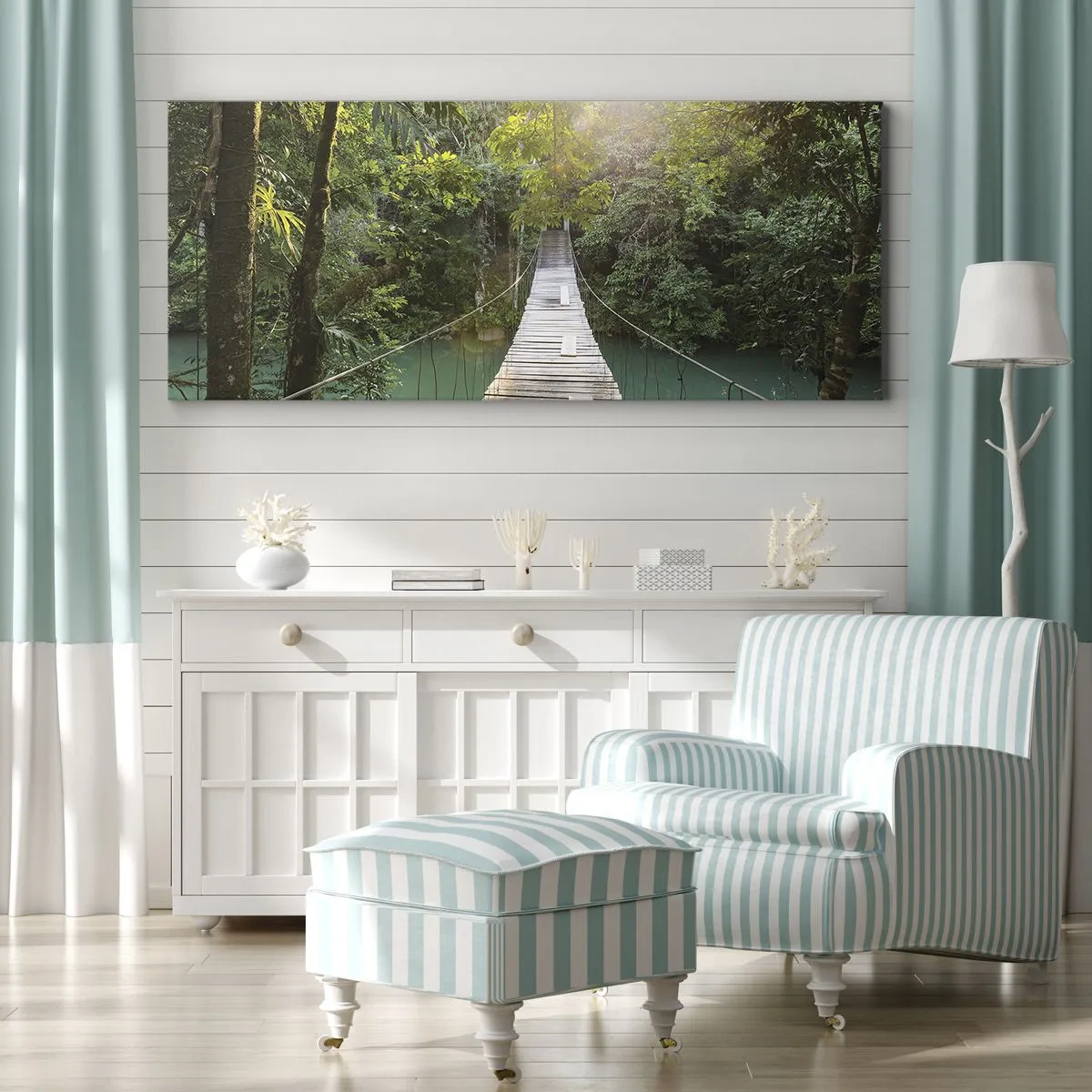 Bild auf Leinwand - Leinwandbild - Eine Hängebrücke in einem tropischen Wald, beleuchtet vom Sonnenlicht. - 160x50cm - Über das azurblaue Wasser zum azurblauen Wald - Moderne Wanddekoration für Wohnzimmer und Schlafzimmer ARTTOR