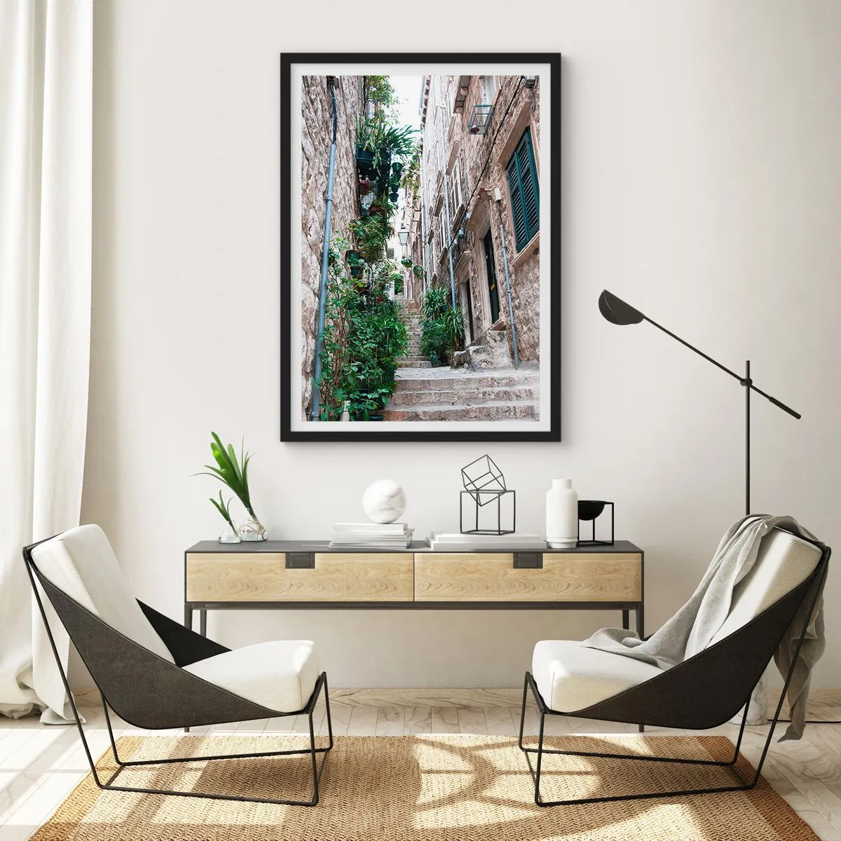 Poster in einem schwarzem Rahmen - Eine Steinstraße mit üppiger Vegetation und Treppen - 50x70cm - Altstadtcharme - Moderne Wanddekoration für Wohnzimmer und Schlafzimmer ARTTOR