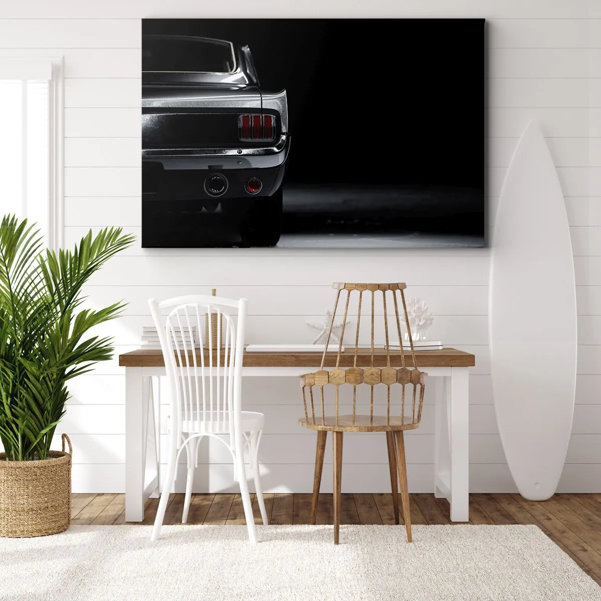 Bild auf Leinwand - Leinwandbild - Ein Schwarzweißbild des Hecks eines Oldtimers vor dunklem Hintergrund. - 100x70cm - Charme des Klassikers - Moderne Wanddekoration für Wohnzimmer und Schlafzimmer ARTTOR
