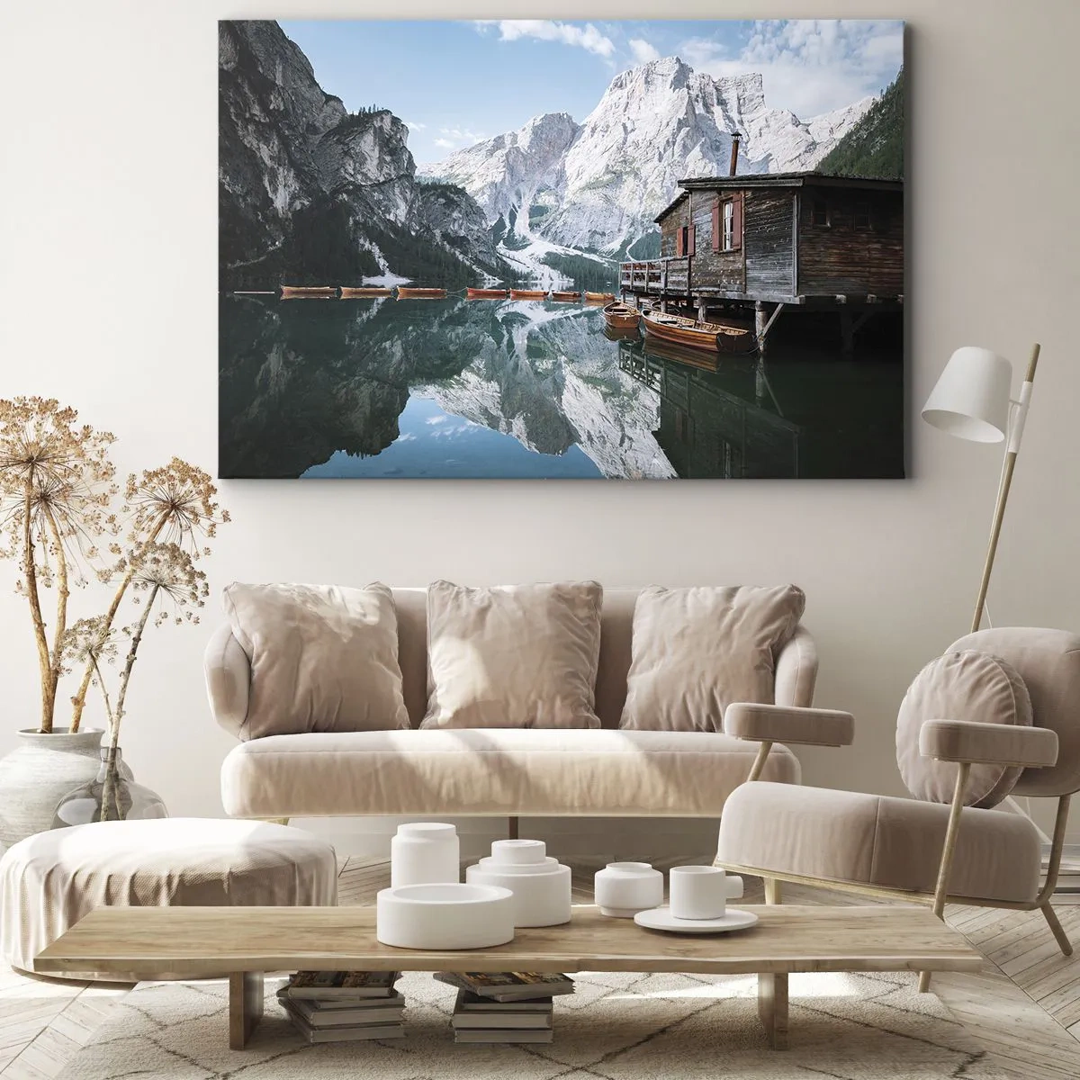 Bild auf Leinwand - Leinwandbild - Ein Holzhaus an einem ruhigen Bergsee - 120x80cm - Kristallklarer Bergmorgen - Moderne Wanddekoration für Wohnzimmer und Schlafzimmer ARTTOR