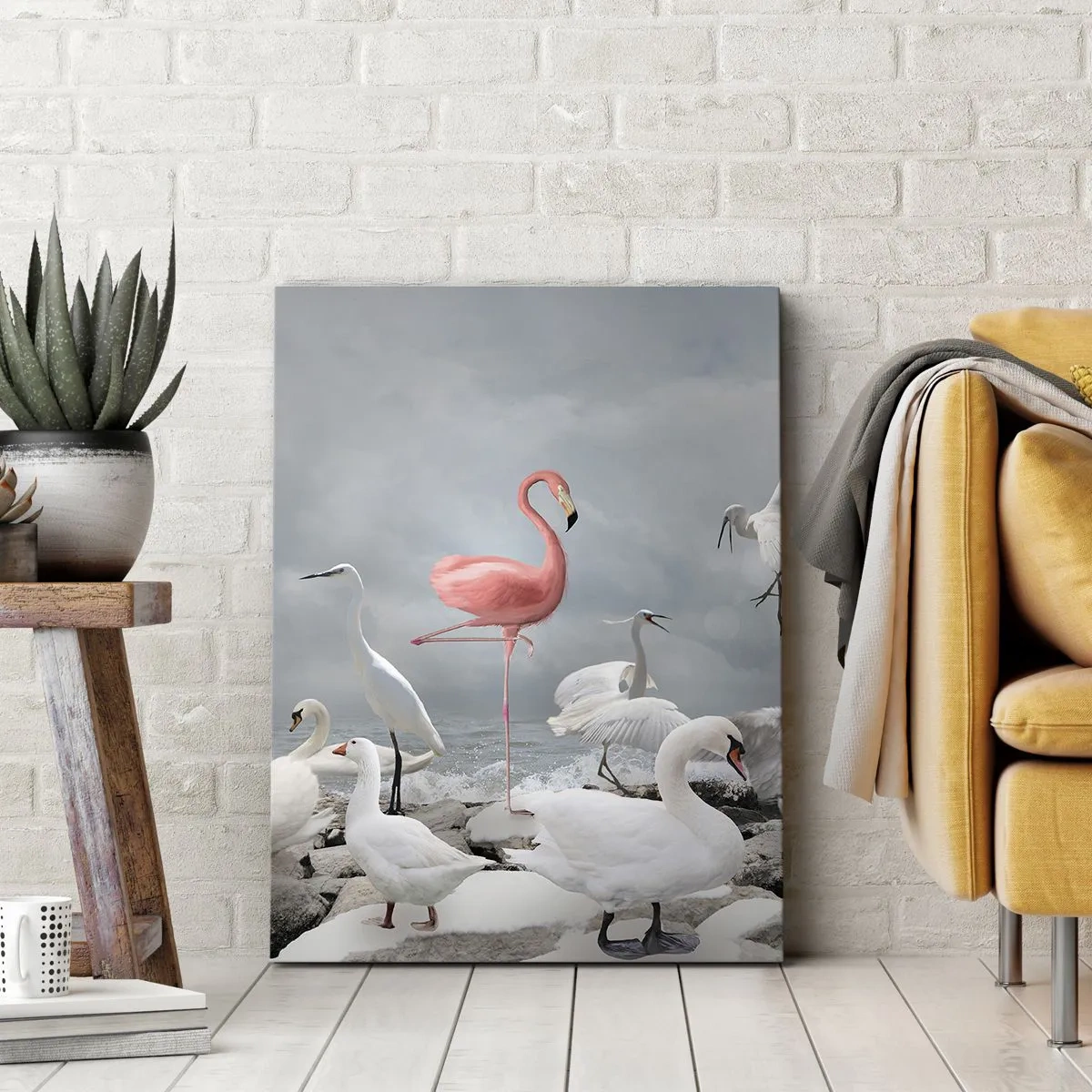 Bild auf Leinwand - Leinwandbild - Ein rosa Flamingo zwischen weißen Schwänen vor der Kulisse eines Sees - 70x100cm - Wie kam ich hier hin? - Moderne Wanddekoration für Wohnzimmer und Schlafzimmer ARTTOR
