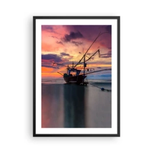 Poster in einem schwarzem Rahmen - Fischerboot vor der Kulisse der untergehenden Sonne am Strand - 50x70cm - Exotischer Abend - Moderne Wanddekoration für Wohnzimmer und Schlafzimmer ARTTOR