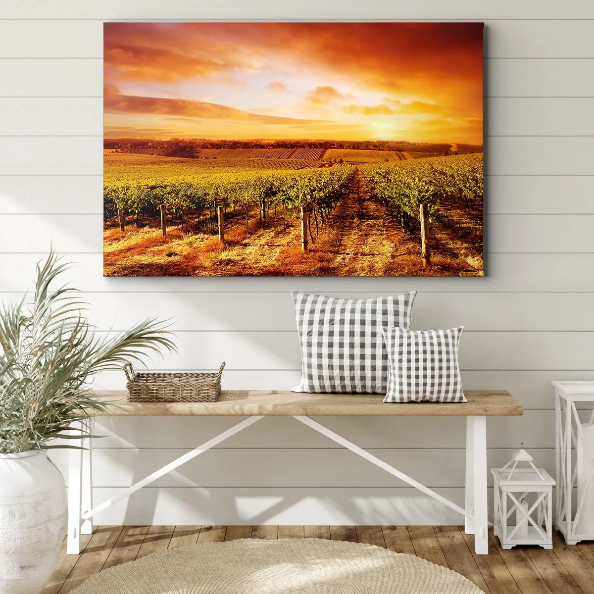 Bild auf Leinwand - Leinwandbild - Weinberg bei Sonnenuntergang mit warmen Himmelstönen - 70x50cm - Leicht fruchtig mit einem Hauch Sonnenschein - Moderne Wanddekoration für Wohnzimmer und Schlafzimmer ARTTOR