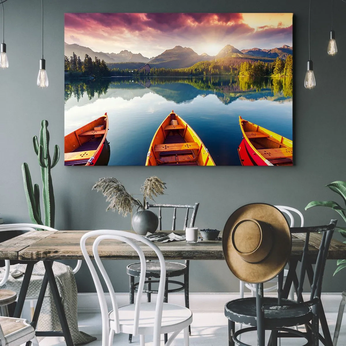 Bild auf Leinwand - Leinwandbild - Drei Holzboote vor der Kulisse eines Bergsees bei Sonnenuntergang - 120x80cm - Nichts gegen die Natur - Moderne Wanddekoration für Wohnzimmer und Schlafzimmer ARTTOR