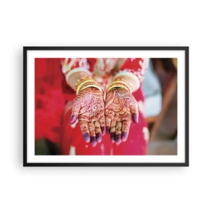 Poster in einem schwarzem Rahmen - Mit Henna verzierte Hände vor dem Hintergrund eines roten Kleides - 70x50cm - Bereit, das Glück zu fangen? - Moderne Wanddekoration für Wohnzimmer und Schlafzimmer ARTTOR