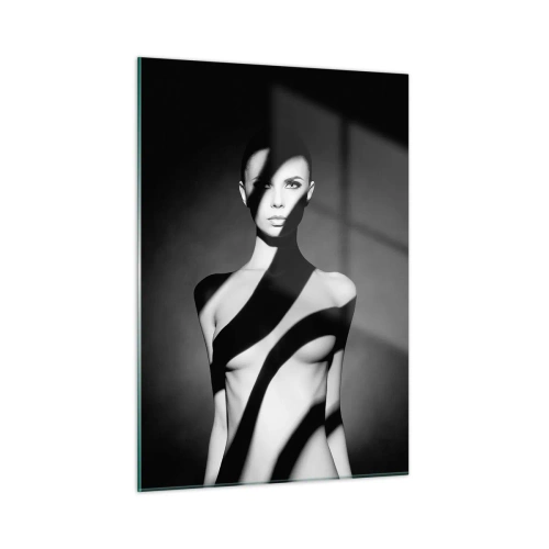 Glasbild - Bild auf glas - Schwarz-Weiß-Porträt einer Frau mit markanten Schatten - 50x70cm - In Glanz und Schatten - Moderne Wanddekoration für Wohnzimmer und Schlafzimmer ARTTOR