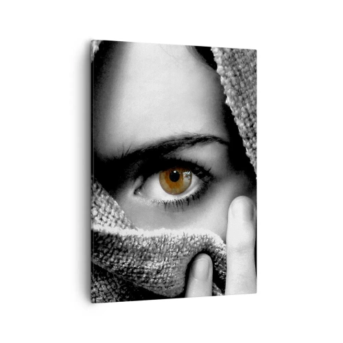 Bild auf Leinwand - Leinwandbild - Porträt einer Frau mit bernsteinfarbenen Augen, bedeckt mit einem Stoff in Grautönen. - 50x70cm - Erfahre das Geheimnis - Moderne Wanddekoration für Wohnzimmer und Schlafzimmer ARTTOR