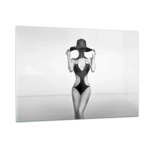 Glasbild - Bild auf glas - Eine Frau in einem schwarzen Badeanzug und Hut vor dem Meer - 120x80cm - Mein Name ist: Eleganz - Moderne Wanddekoration für Wohnzimmer und Schlafzimmer ARTTOR