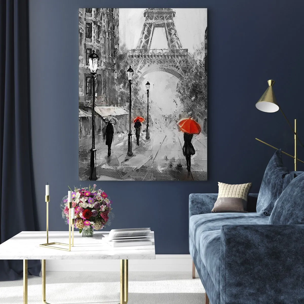 Glasbild - Bild auf glas - Eine Straße mit Blick auf den Eiffelturm und roten Regenschirmen - 80x120cm - Alle Wege führen zu ihr - Moderne Wanddekoration für Wohnzimmer und Schlafzimmer ARTTOR