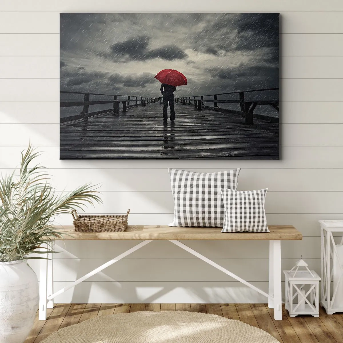 Bild auf Leinwand - Leinwandbild - Eine Person mit einem roten Regenschirm auf einem verregneten Pier - 120x80cm - Es ist egal, dass es regnet - Moderne Wanddekoration für Wohnzimmer und Schlafzimmer ARTTOR