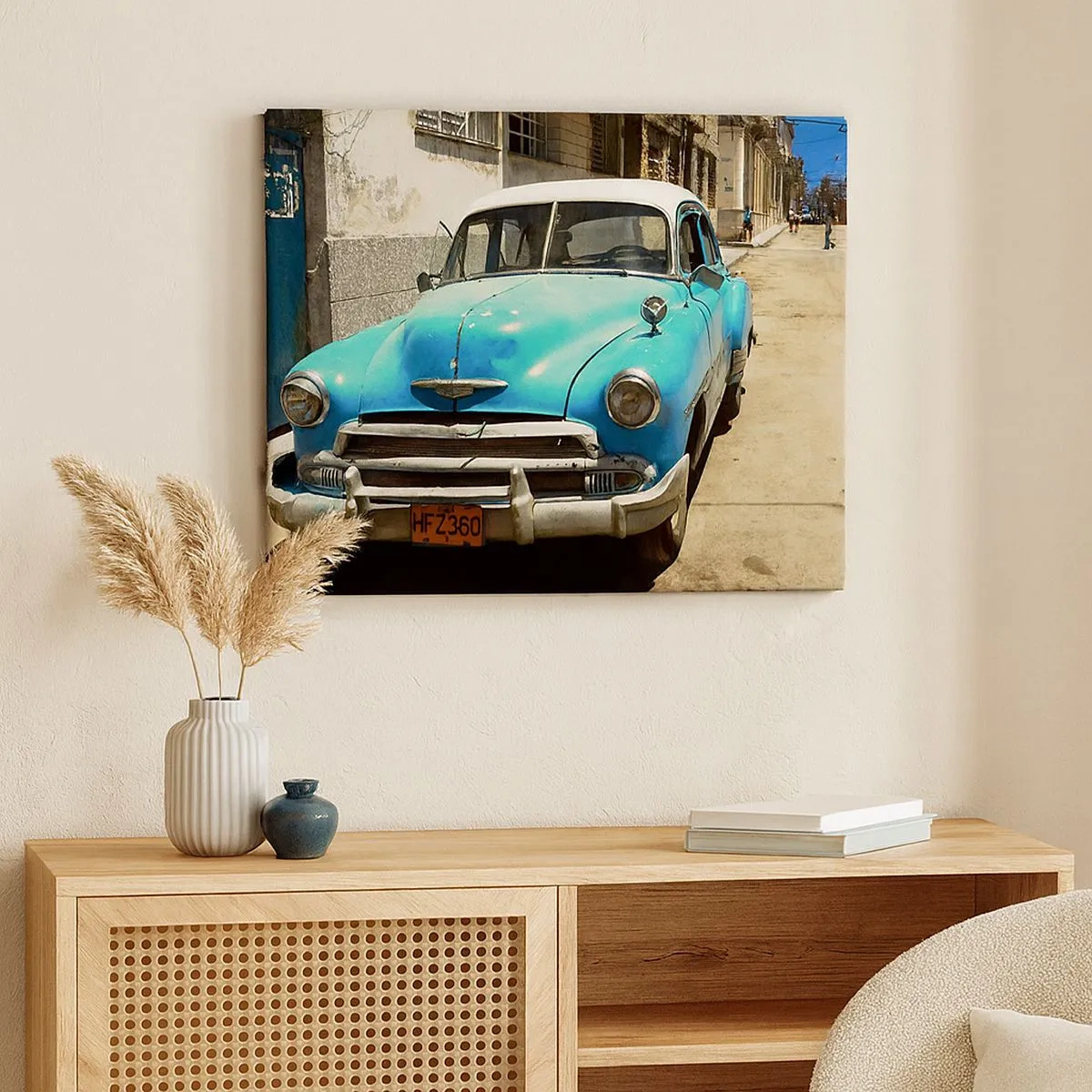 Bild auf Leinwand - Leinwandbild - Ein blauer Oldtimer auf der Straße an einem sonnigen Tag - 70x50cm - Evviva Kuba! - Moderne Wanddekoration für Wohnzimmer und Schlafzimmer ARTTOR