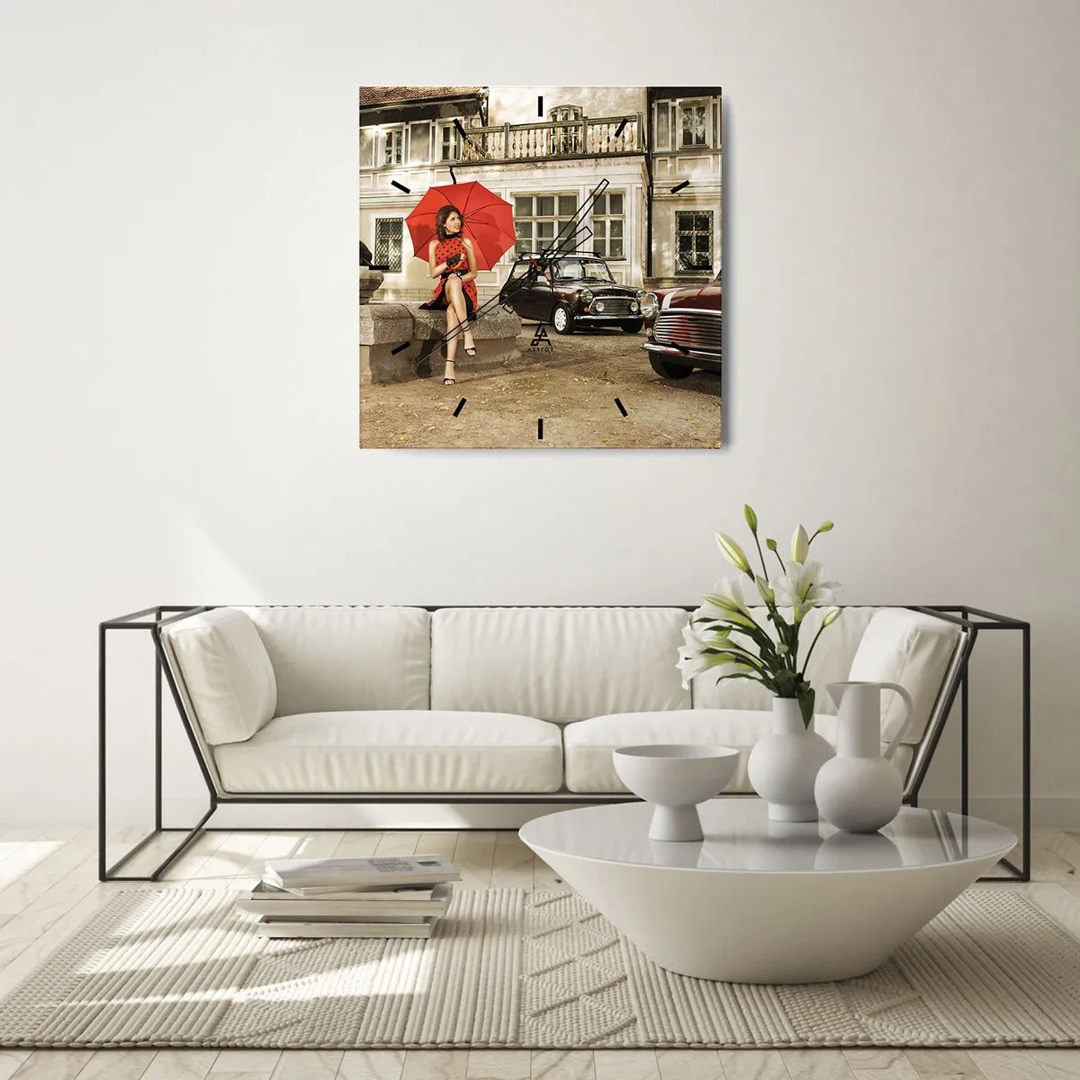 Wanduhr - Glasuhr - Frau mit rotem Regenschirm bei Oldtimern - 30x30cm - Eine sentimentale Minireise - Moderne Wanddekoration für Wohnzimmer und Schlafzimmer ARTTOR