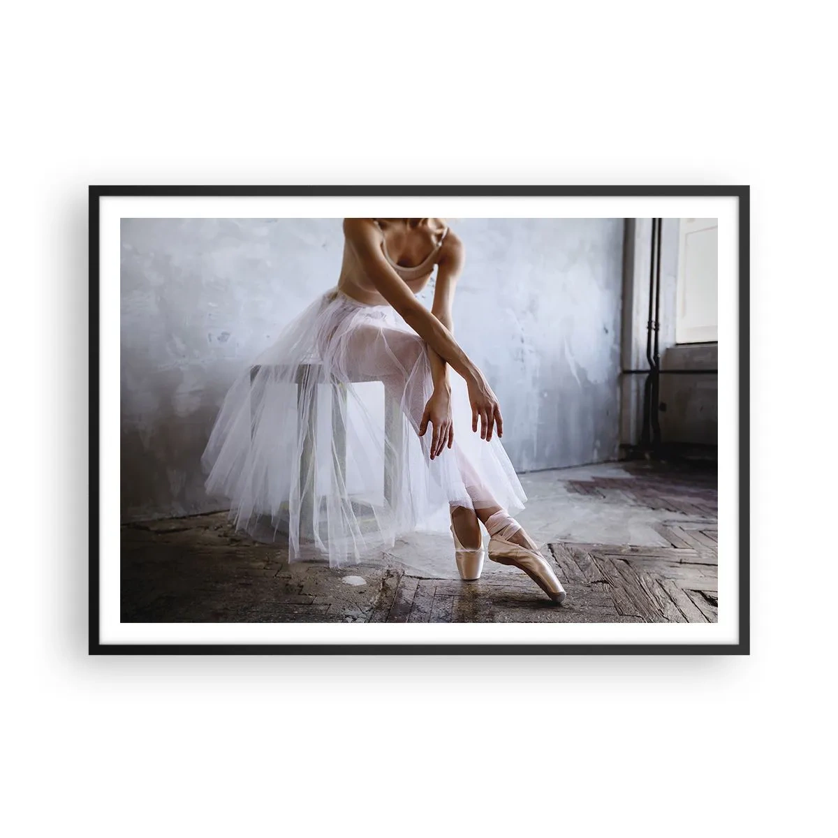 Poster in einem schwarzem Rahmen - Eine Ballerina in zarter Pose vor industriellem Hintergrund - 100x70cm - Bevor die Rampe leuchtet - Moderne Wanddekoration für Wohnzimmer und Schlafzimmer ARTTOR