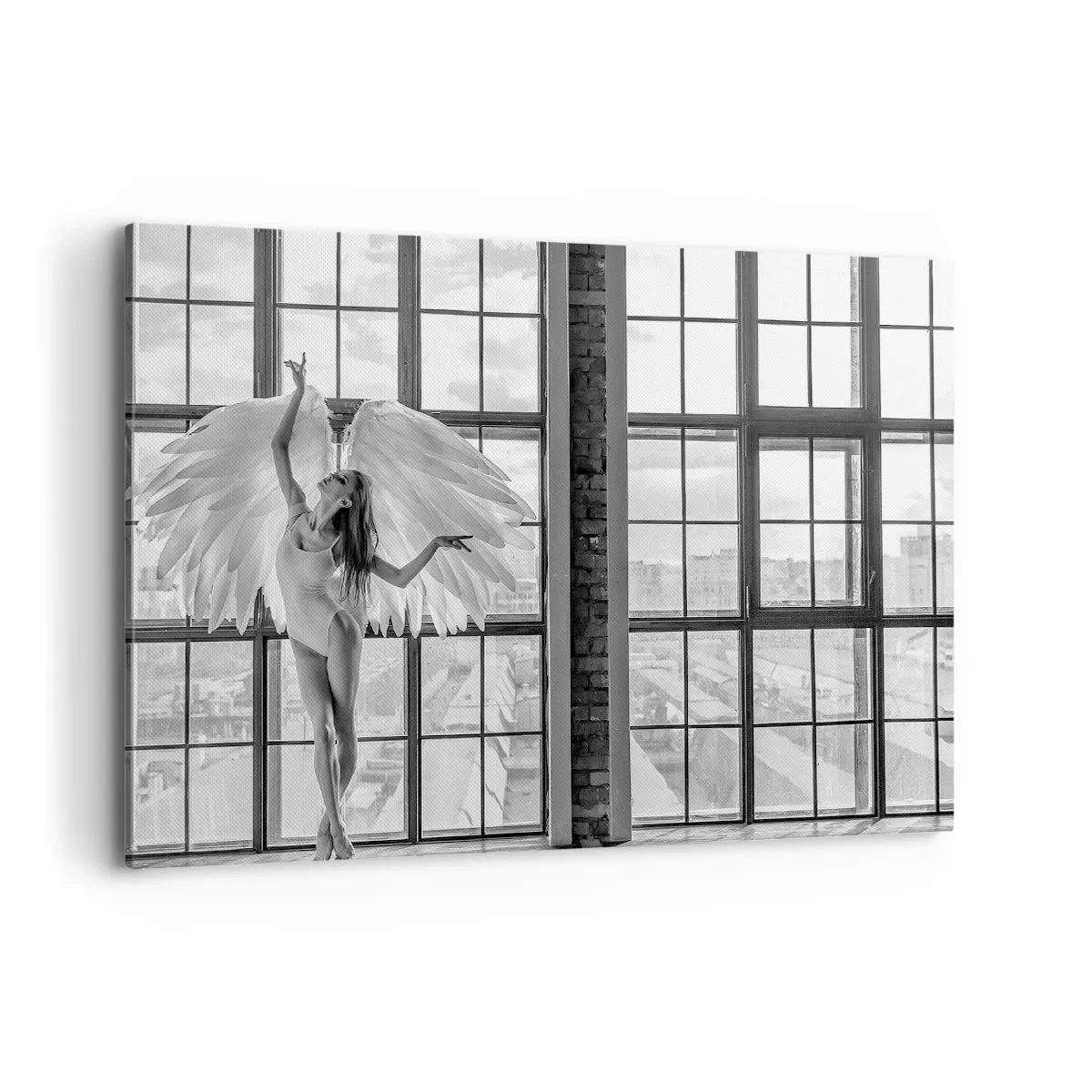 Bild auf Leinwand - Leinwandbild - Eine Frau mit Engelsflügeln vor dem Hintergrund eines Dachbodenfensters - 100x70cm - Stadt der Engel? - Moderne Wanddekoration für Wohnzimmer und Schlafzimmer ARTTOR