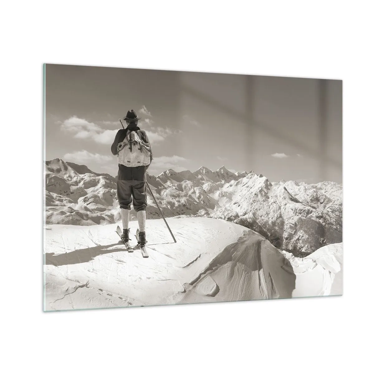 Glasbild - Bild auf glas - Skifahrer auf einem Berggipfel in Schwarz und Weiß - 100x70cm - Und die Berge bleiben unverändert - Moderne Wanddekoration für Wohnzimmer und Schlafzimmer ARTTOR
