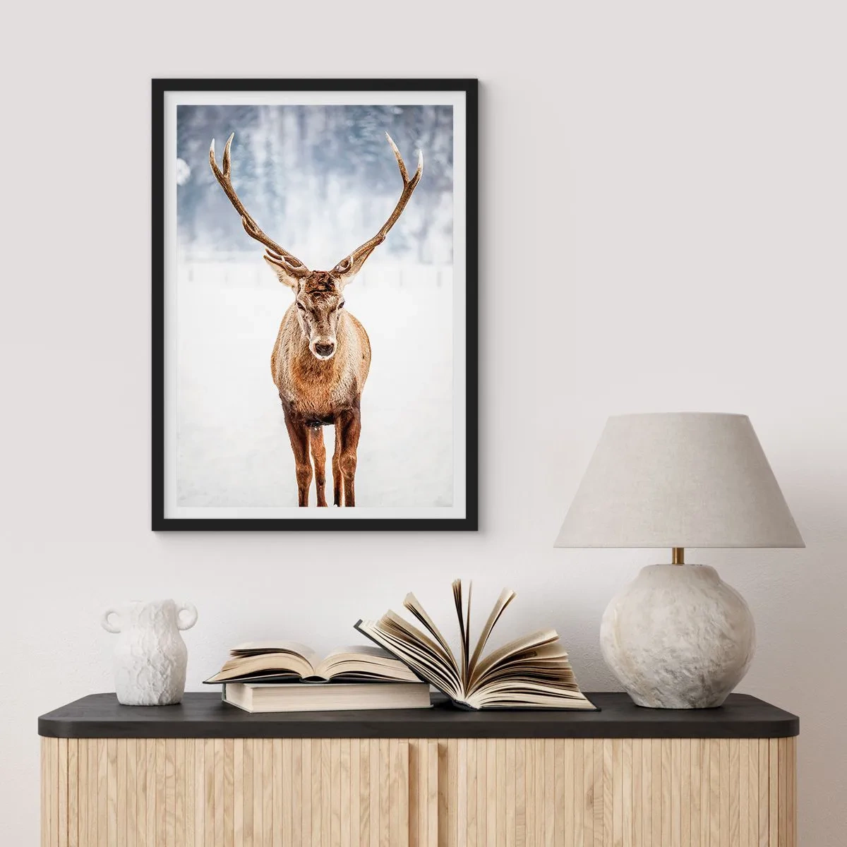 Poster in einem schwarzem Rahmen - Ein stattlicher Hirsch vor der Kulisse einer Winterlandschaft - 50x70cm - Direkt aus dem Schneenebel - Moderne Wanddekoration für Wohnzimmer und Schlafzimmer ARTTOR