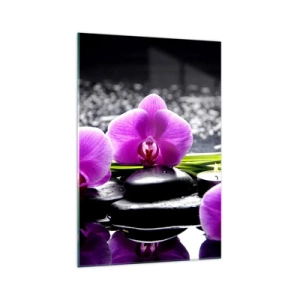Glasbild - Bild auf glas - Lila Orchideen vor einem Hintergrund aus Steinen und Kerzen in einer entspannenden Umgebung - 70x100cm - In Ruhe ertrinken - Moderne Wanddekoration für Wohnzimmer und Schlafzimmer ARTTOR