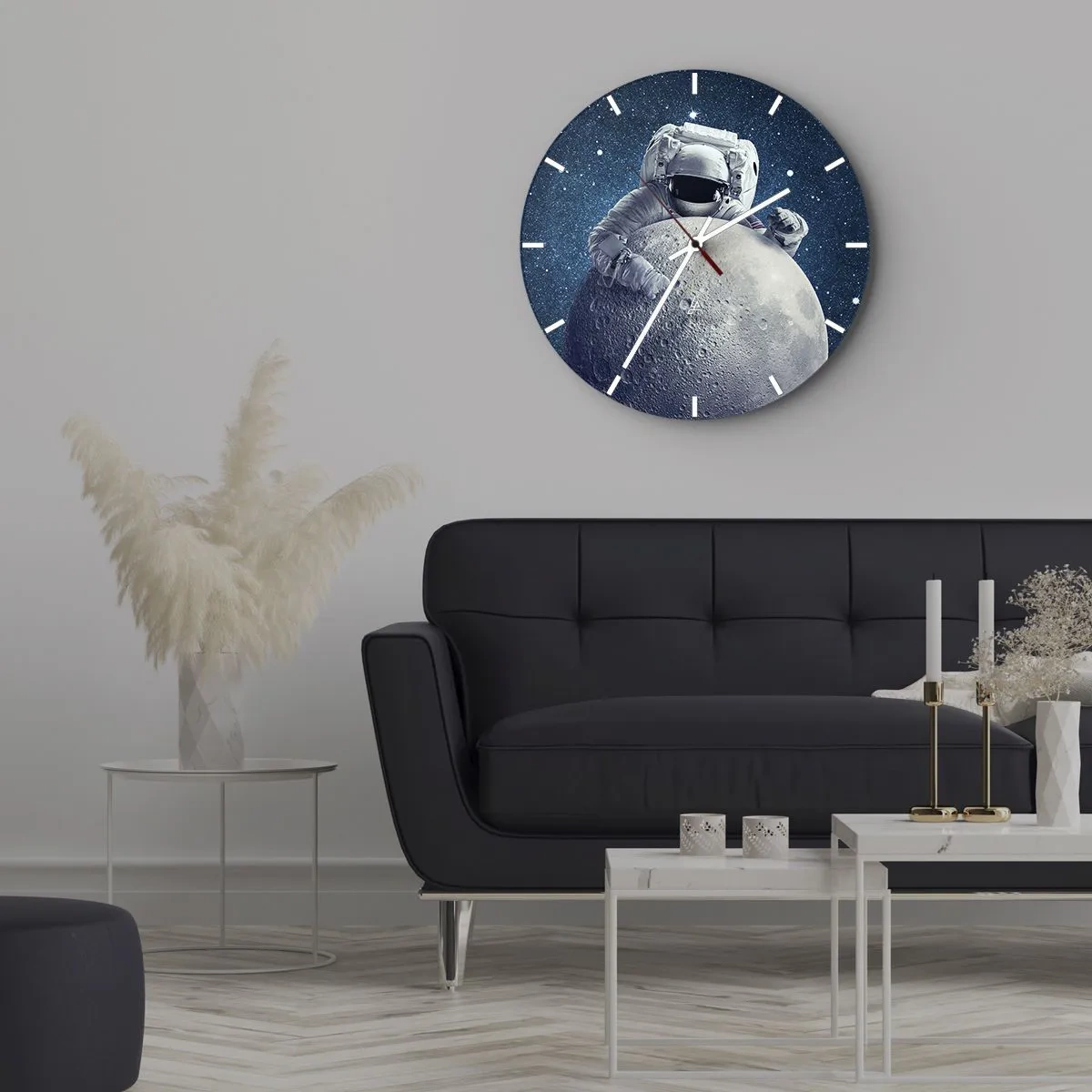 Wanduhr - Glasuhr - Astronaut hält den Mond vor dem Hintergrund des Weltraums - 30x30cm - Weltraumjoker - Moderne Wanddekoration für Wohnzimmer, Küche und Schlafzimmer ARTTOR