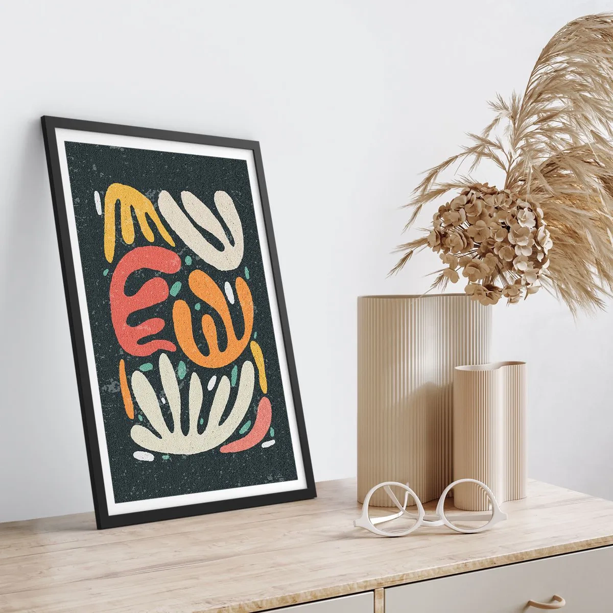 Poster in einem schwarzem Rahmen - Bunte organische Formen auf dunklem Hintergrund - 50x70cm - Komposition – Ich erwische dich gleich - Moderne Wanddekoration für Wohnzimmer und Schlafzimmer ARTTOR