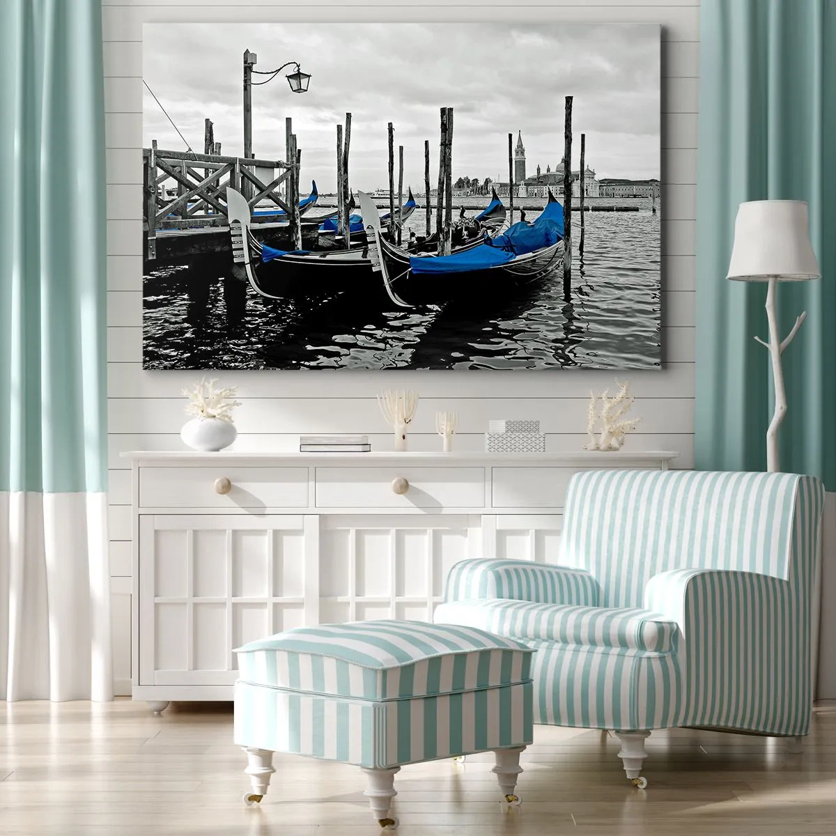 Bild auf Leinwand - Leinwandbild - Gondeln in Venedig mit blauen Abdeckungen - 120x80cm - Nachdenkliches Venedig - Moderne Wanddekoration für Wohnzimmer und Schlafzimmer ARTTOR