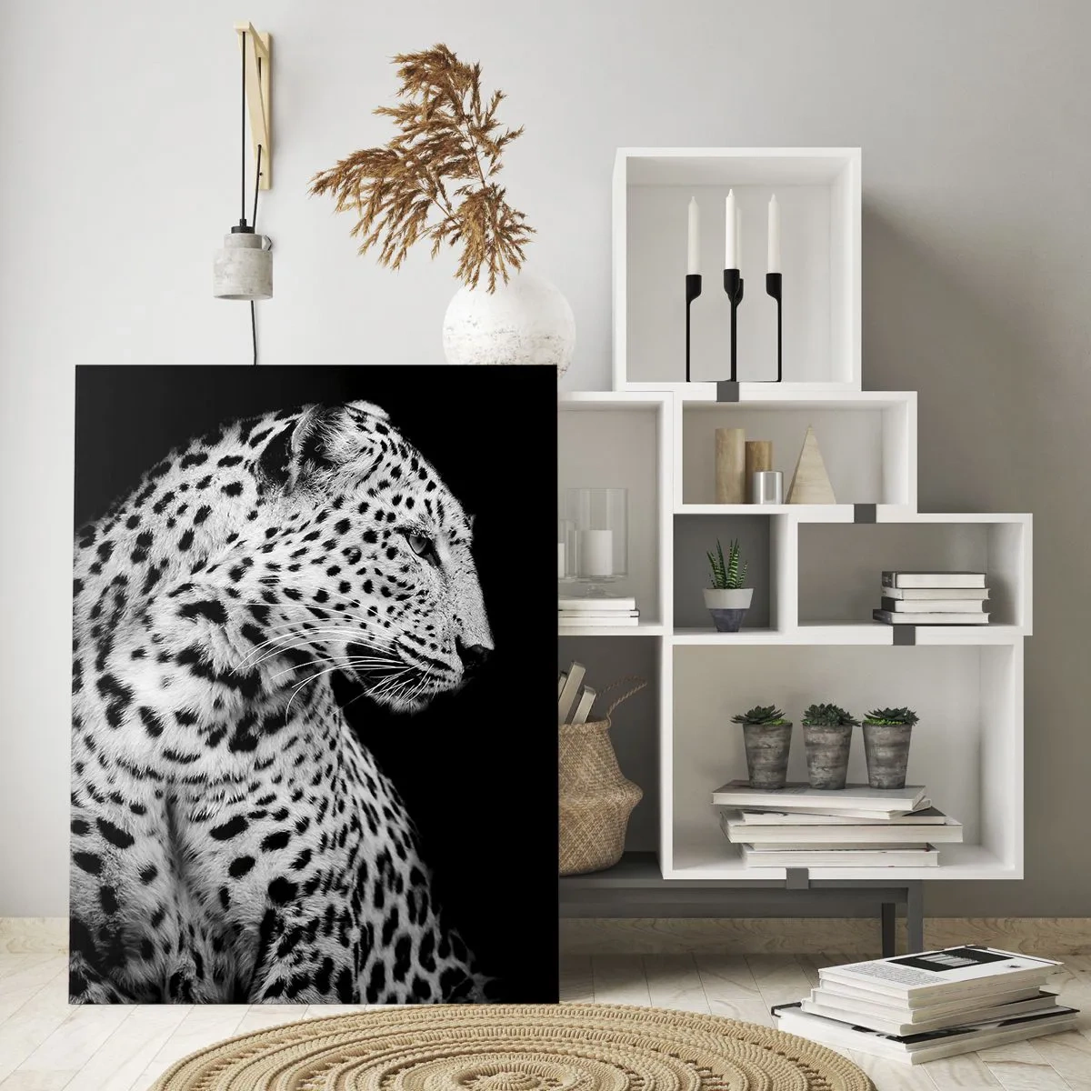 Glasbild - Bild auf glas - Ein Leopard in schwarz-weißem Licht vor einem Fenster - 50x70cm - Rechtes Profil perfekt! - Moderne Wanddekoration für Wohnzimmer und Schlafzimmer ARTTOR