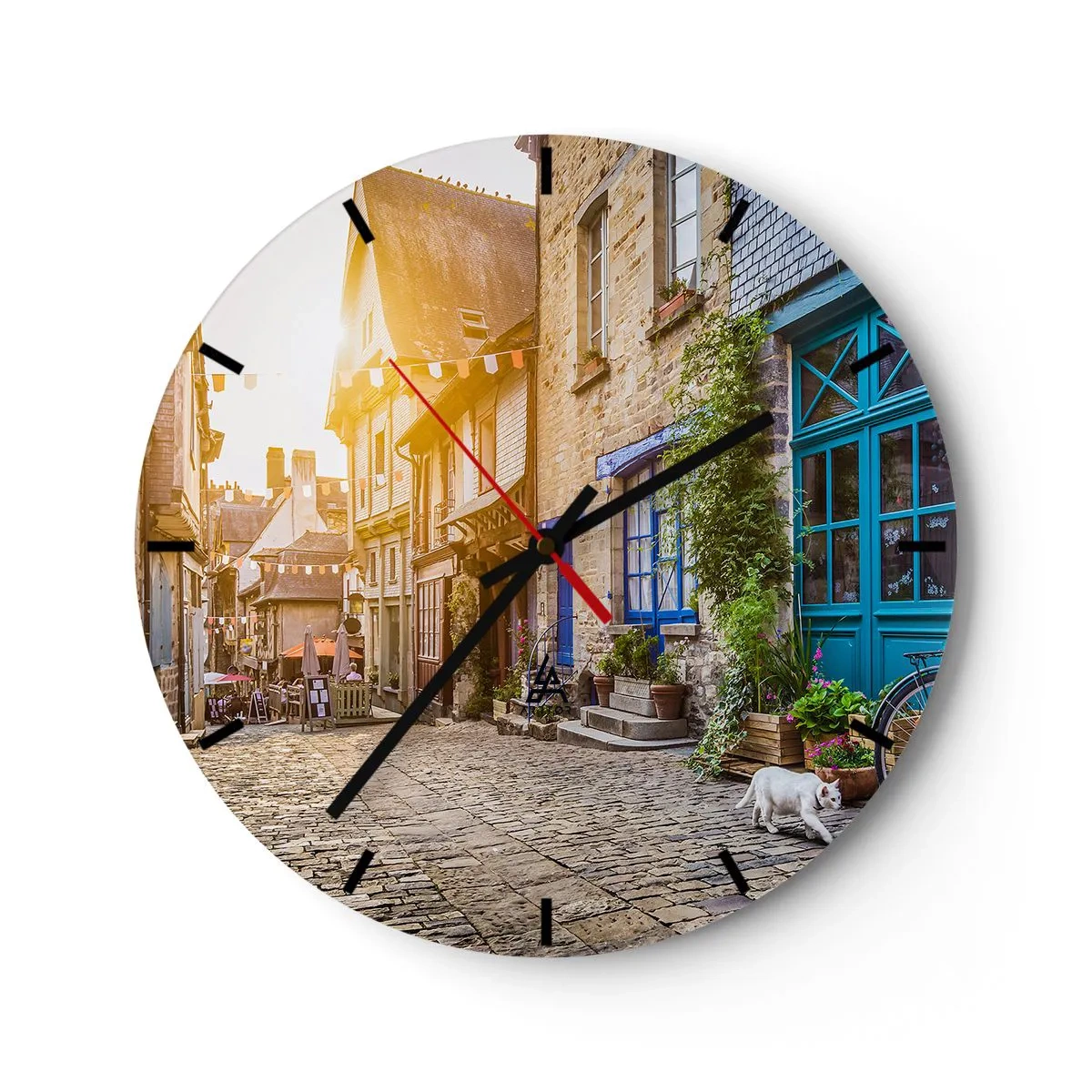 Wanduhr - Glasuhr - Eine charmante Straße mit Mietshäusern, Blumen und einem weißen Hund - 30x30cm - Der weiße Geist der Stadt - Moderne Wanddekoration für Wohnzimmer, Küche und Schlafzimmer ARTTOR