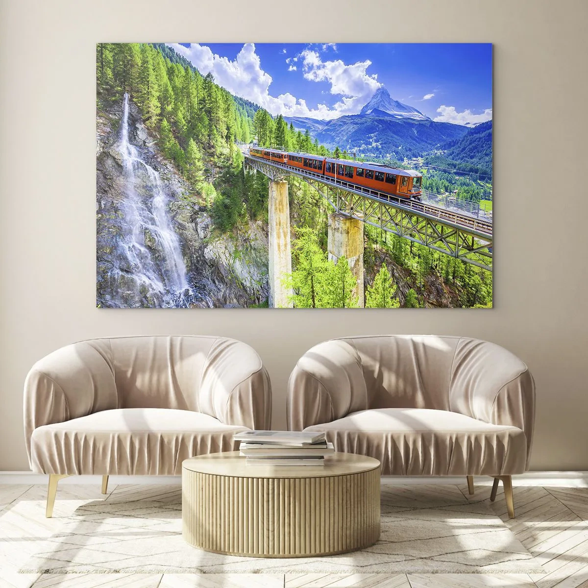 Glasbild - Bild auf glas - Alpenzug auf einer Brücke mit Blick auf einen Wasserfall - 100x70cm - Jetzt sind Alpen dran - Moderne Wanddekoration für Wohnzimmer und Schlafzimmer ARTTOR