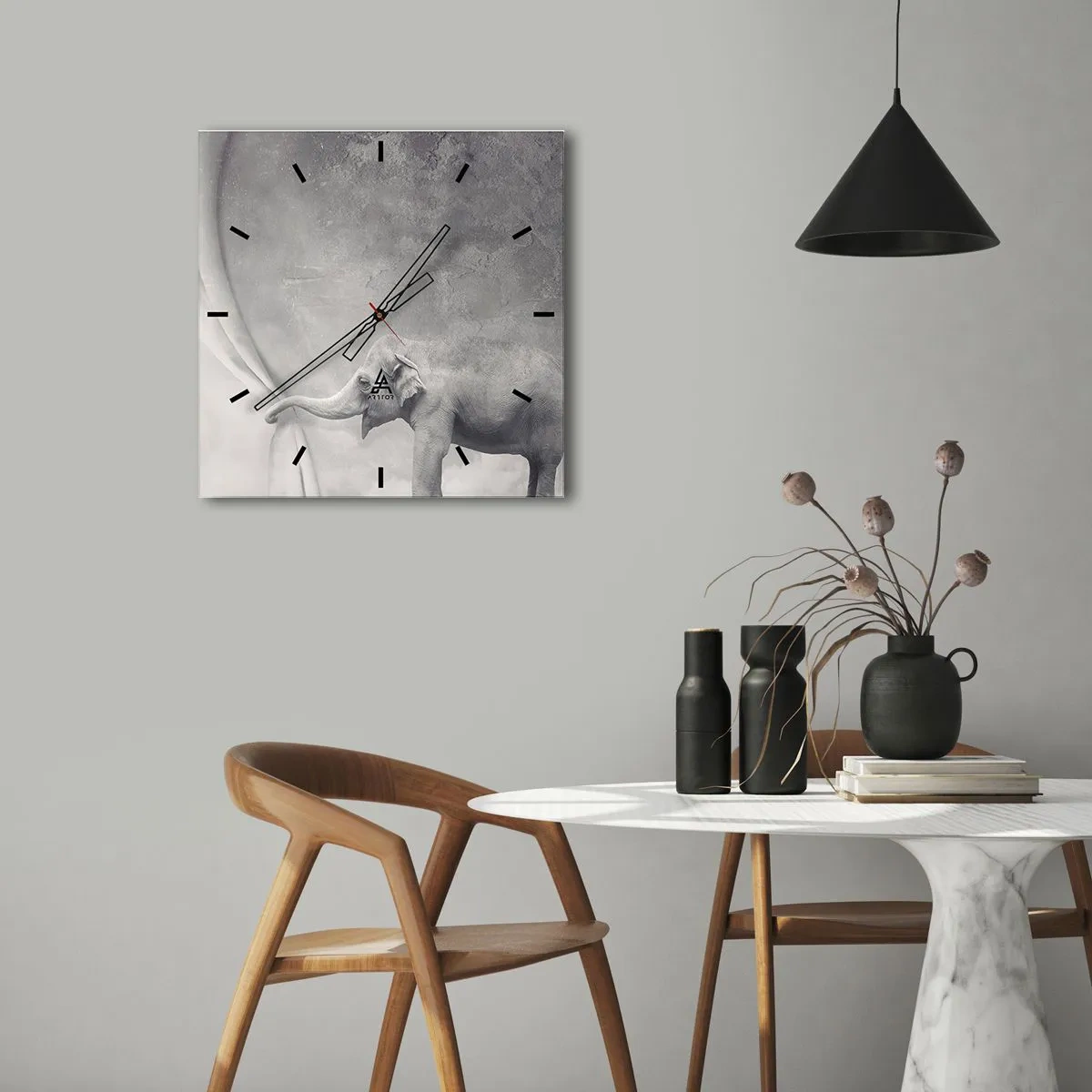 Wanduhr - Glasuhr - Ein Elefant, der in einer surrealen Schwarzweißaufnahme den Vorhang zurückzieht - 30x30cm - Enthülle das Geheimnis - Moderne Wanddekoration für Wohnzimmer und Schlafzimmer ARTTOR