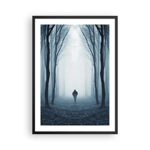 Poster in einem schwarzem Rahmen - Ein Mann in einem nebligen Wald, umgeben von Bäumen - 50x70cm - Alles einfach und übersichtlich - Moderne Wanddekoration für Wohnzimmer und Schlafzimmer ARTTOR