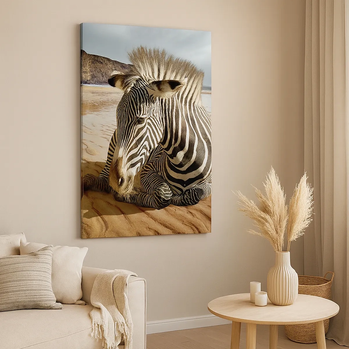 Bild auf Leinwand - Leinwandbild - Ein Zebra ruht sich an einem Sandstrand mit Klippen im Hintergrund aus. - 50x70cm - Wir passen zusammen - Moderne Wanddekoration für Wohnzimmer und Schlafzimmer ARTTOR