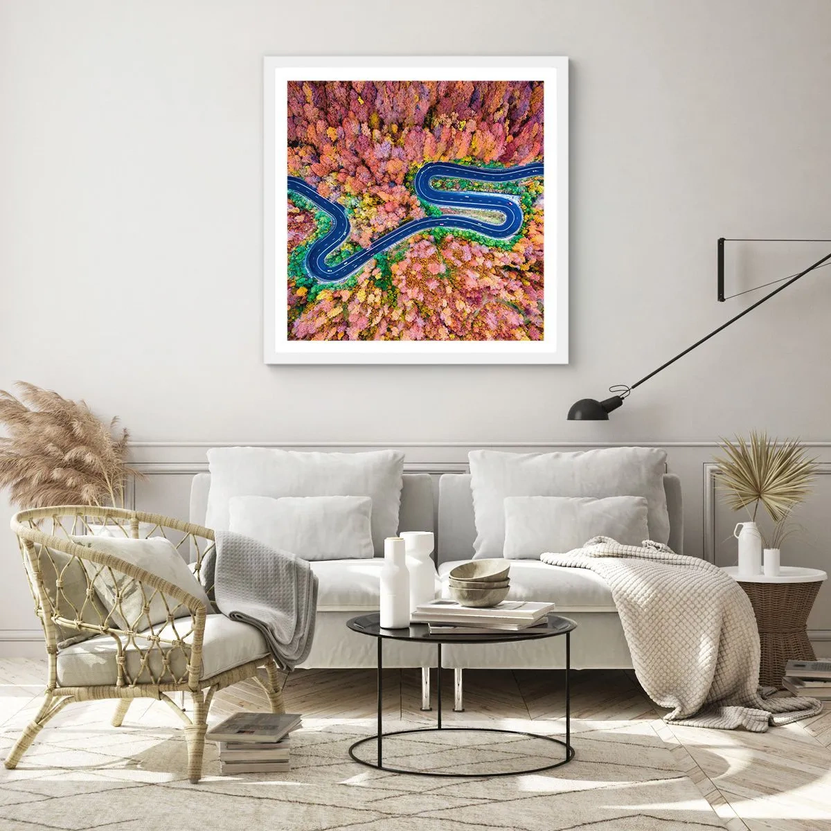 Poster in einem weißen Rahmen - Kurvenreicher Weg durch den Wald - 30x30 cm